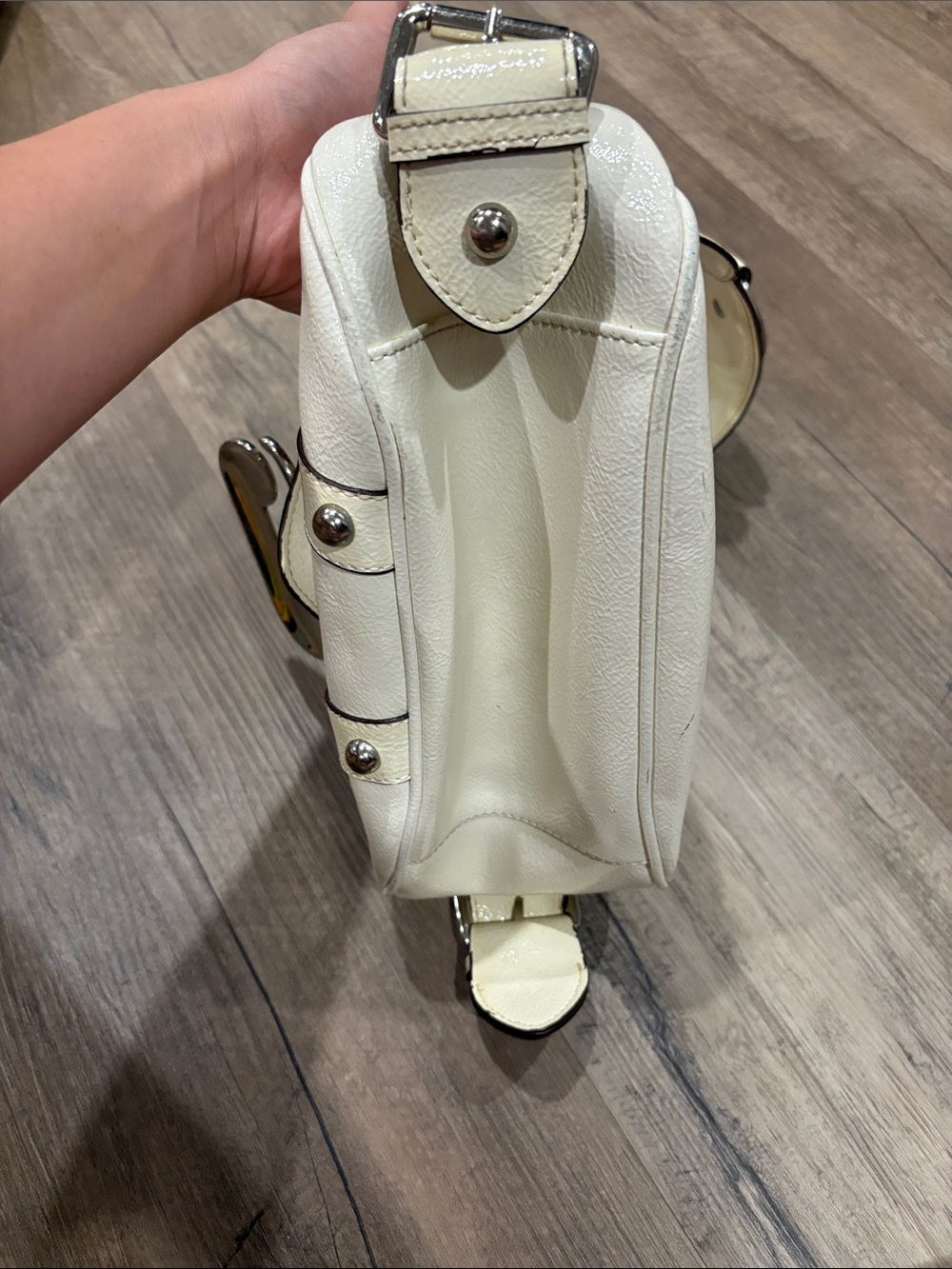 Y2K Guess Cream and White Leather Shoulder Bag with Silver Accents - Picture 4 of 13